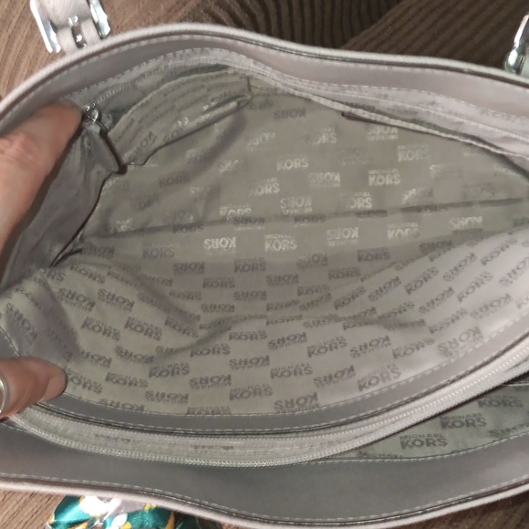MICHAEL MICHAEL KORS EUC GRAY SAFFIANO LEATHER TOTE BAG - Picture 13 of 15